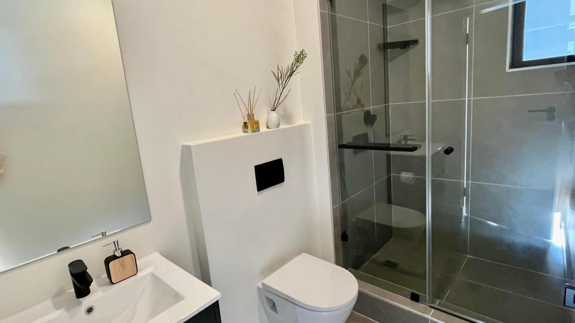 Stylish 1-Full Bedroom Apartment With A Separate Living Room, Workspace And Kitchen Close To The Beach And V&A In Cape Town 0*,