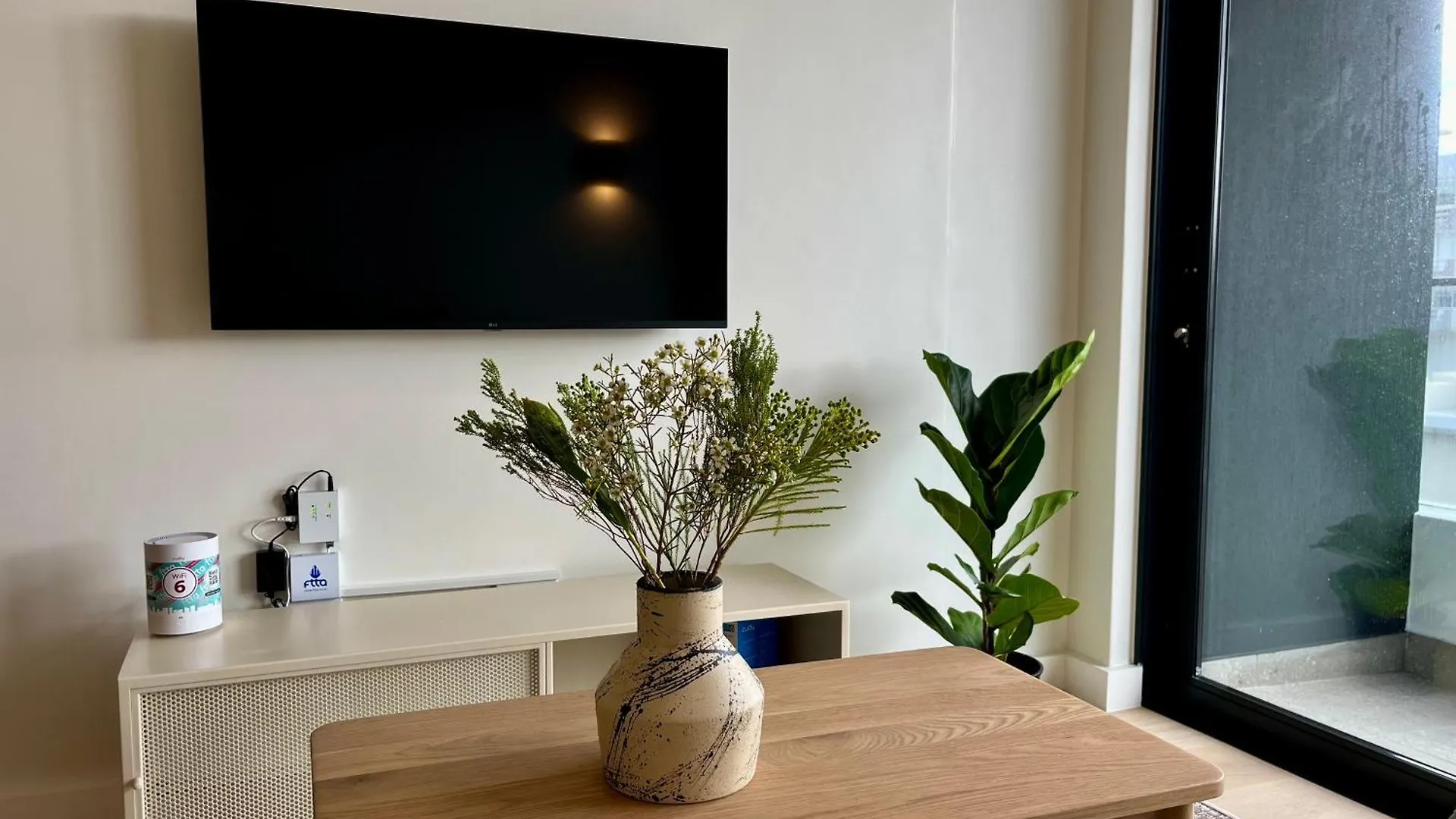 Stylish 1-Full Bedroom Apartment With A Separate Living Room, Workspace And Kitchen Close To The Beach And V&A In Cape Town 0*,