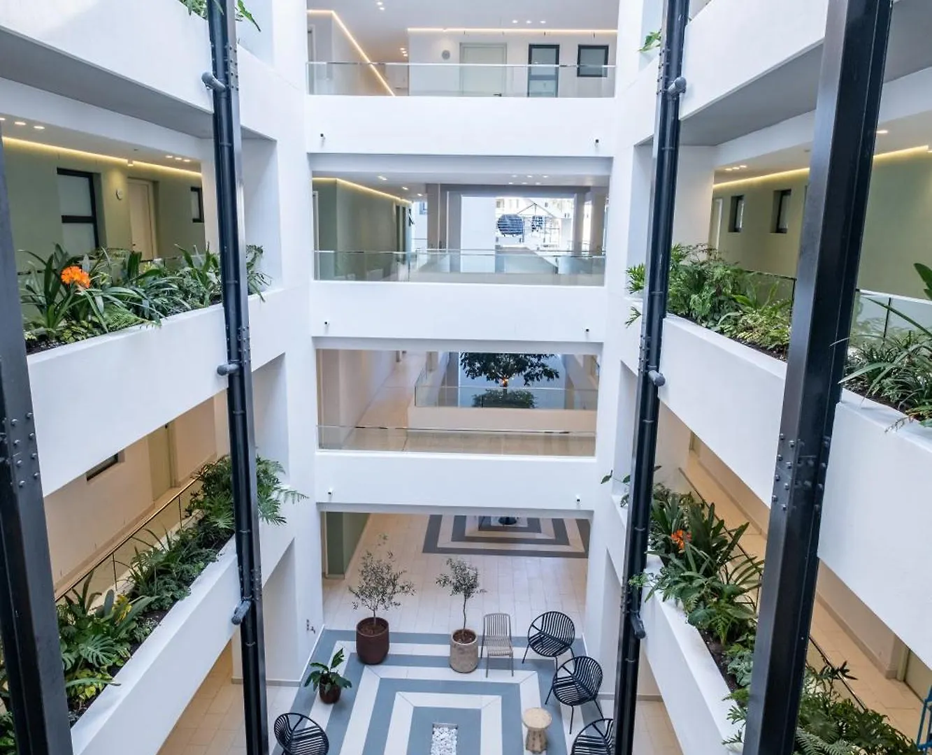 Stylish 1-Full Bedroom Apartment With A Separate Living Room, Workspace And Kitchen Close To The Beach And V&A In Cape Town