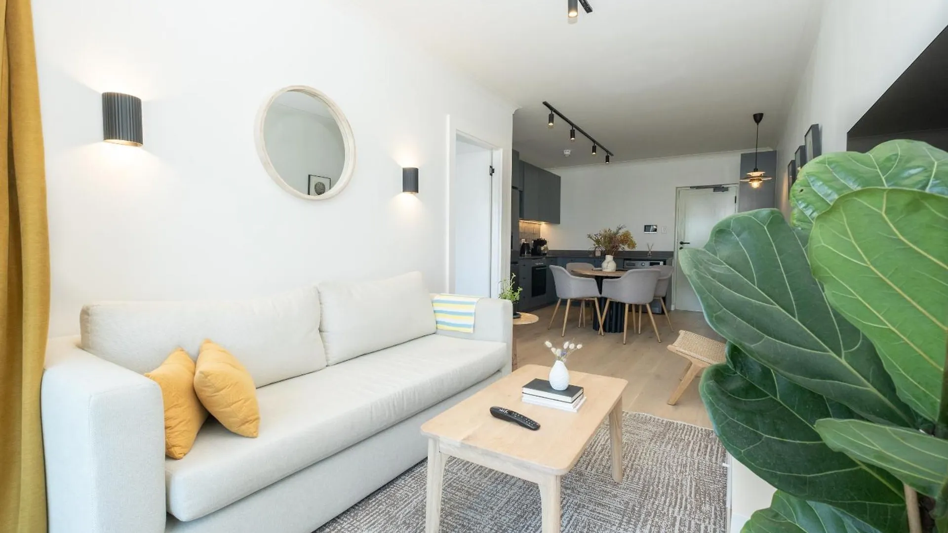 Stylish 1-Full Bedroom Apartment With A Separate Living Room, Workspace And Kitchen Close To The Beach And V&A In Cape Town 0*,