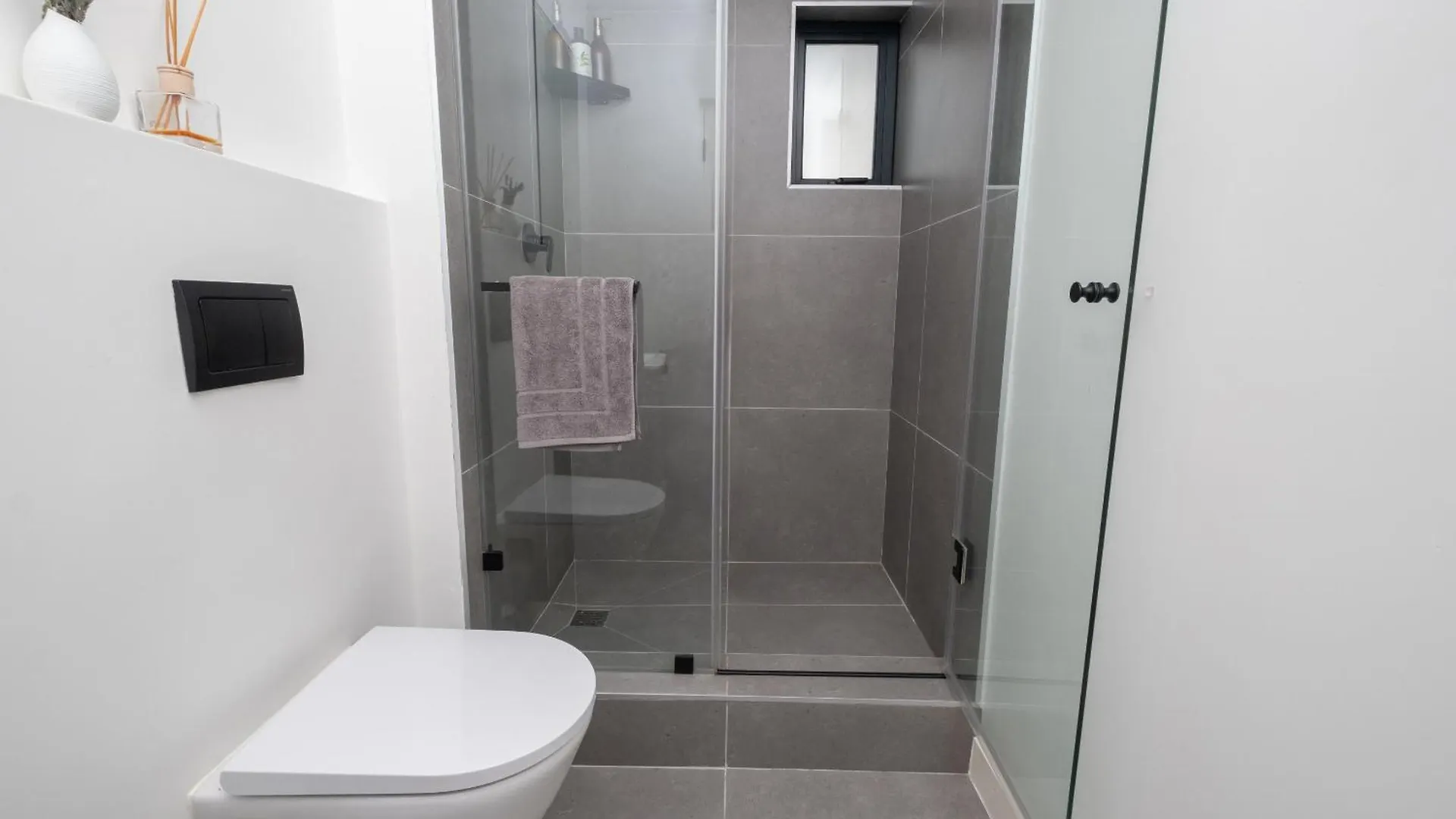 Stylish 1-Full Bedroom Apartment With A Separate Living Room, Workspace And Kitchen Close To The Beach And V&A In Cape Town