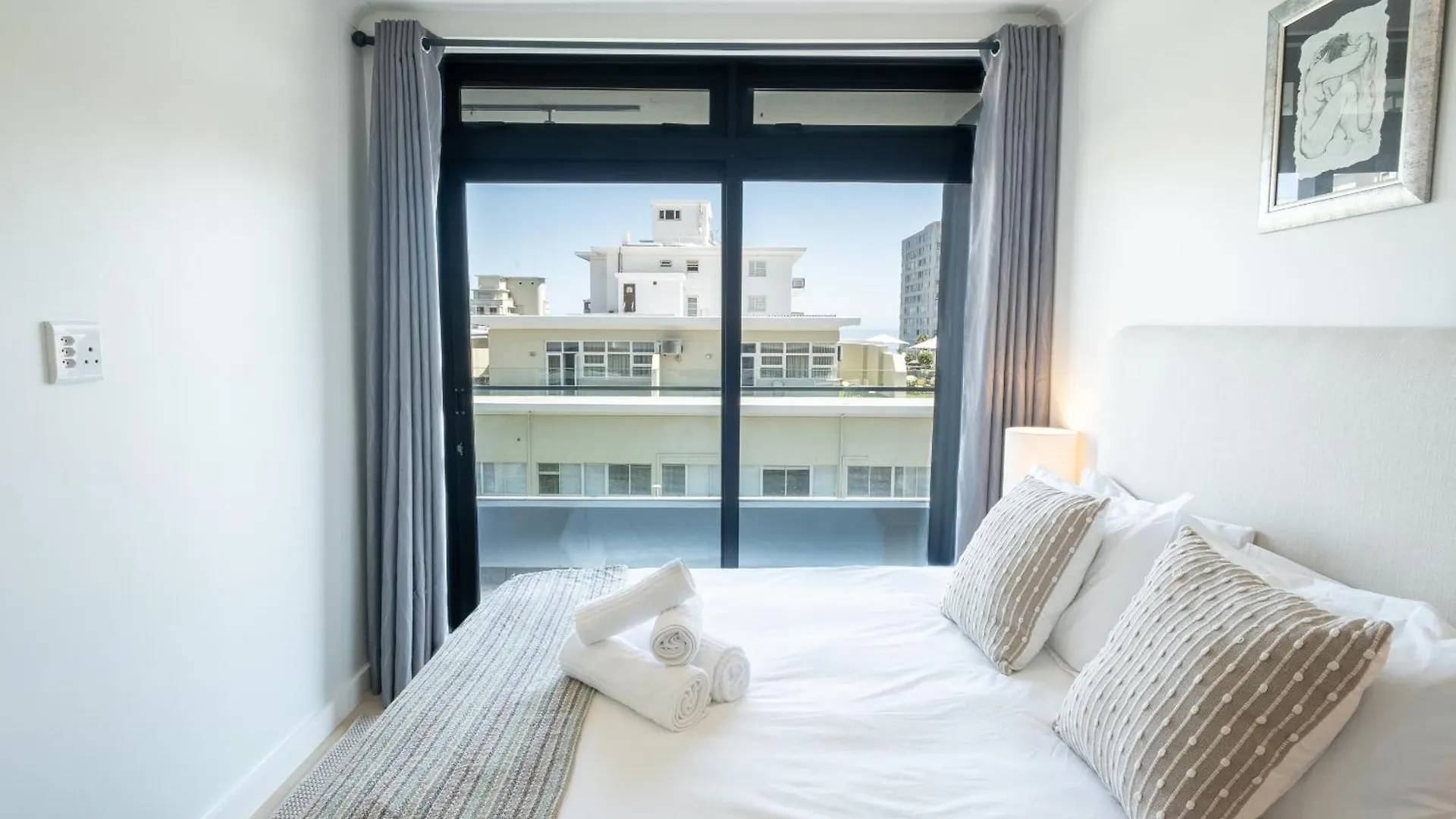 Stylish 1-Full Bedroom Apartment With A Separate Living Room, Workspace And Kitchen Close To The Beach And V&A In Cape Town 0*,
