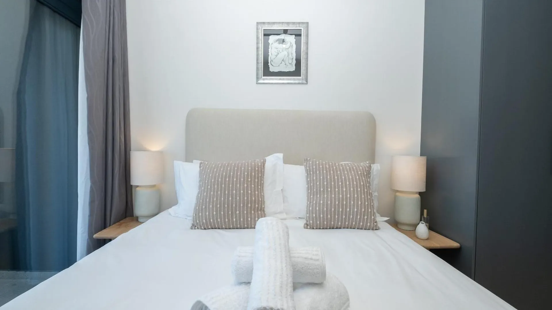Stylish 1-Full Bedroom Apartment With A Separate Living Room, Workspace And Kitchen Close To The Beach And V&A In Cape Town